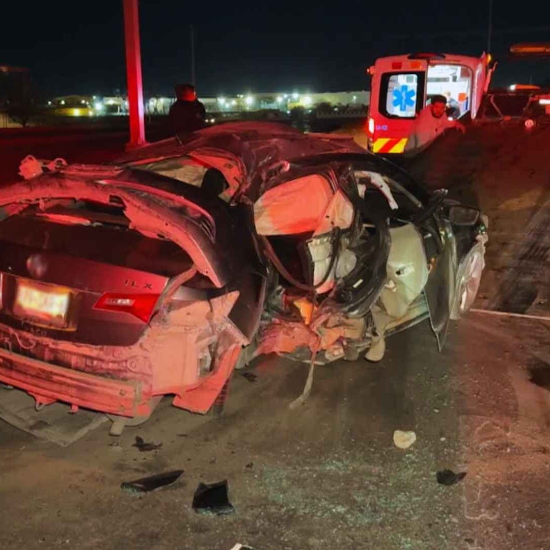 Conductor resulta lesionado tras chocar contra poste metálico