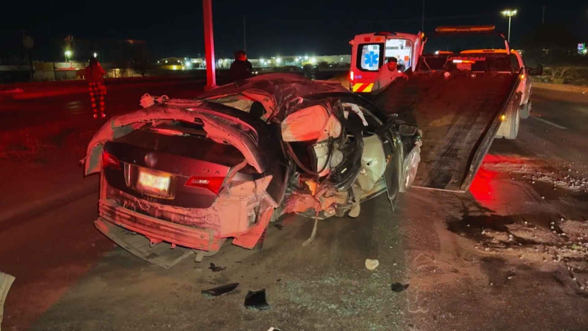 Conductor resulta lesionado tras chocar contra poste metálico