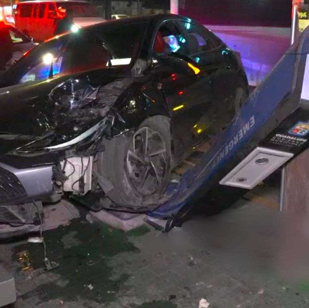 Carro involucrado en choque de parabús