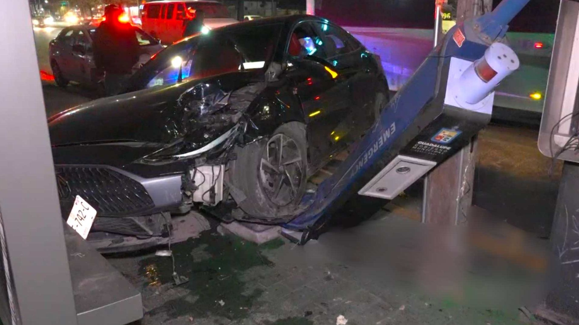 Carro involucrado en choque de parabús