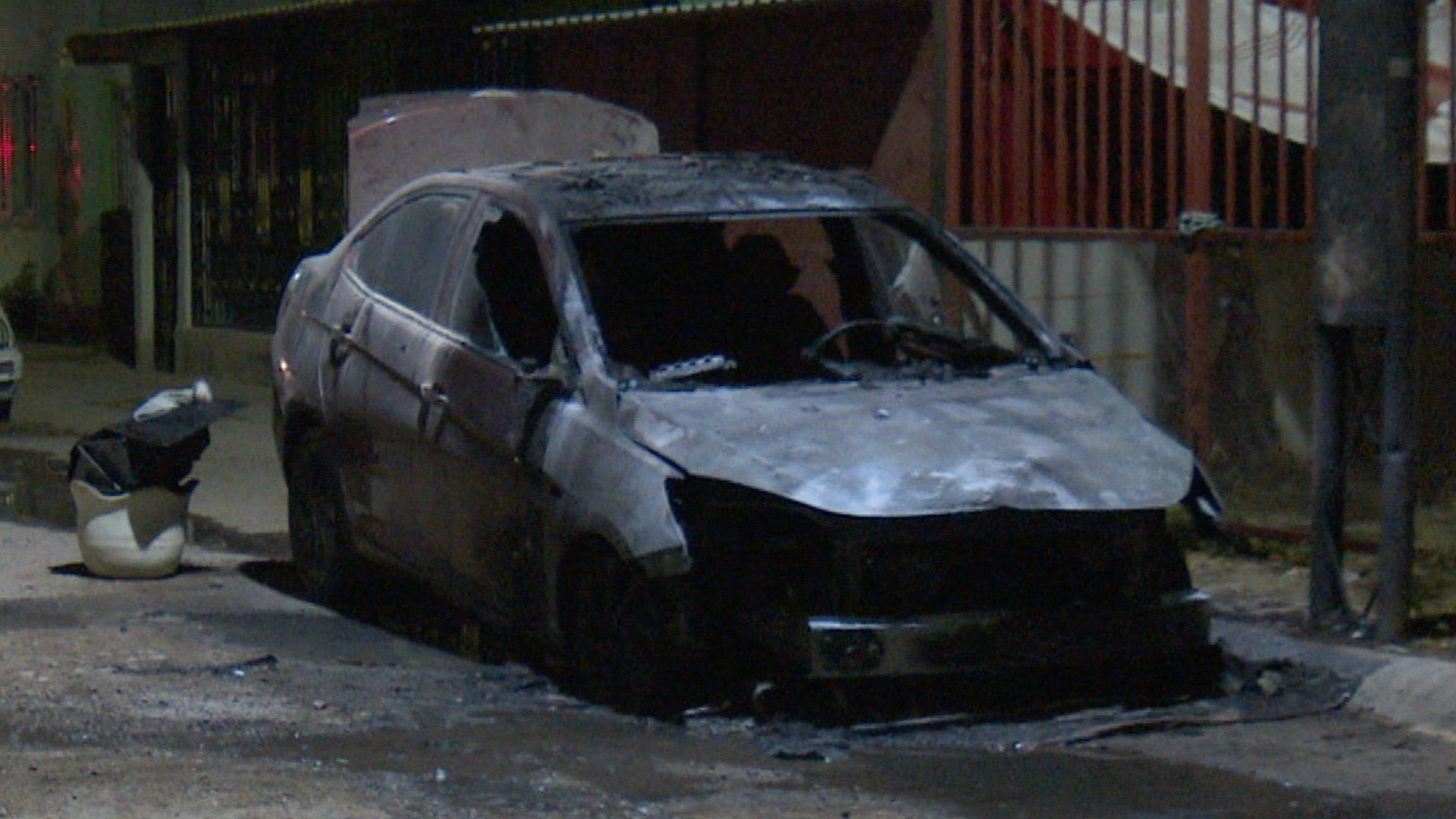 Chofer de Plataforma es Asaltado y su Auto Incendiado en Lomas de Echeveste en León. Foto: N+