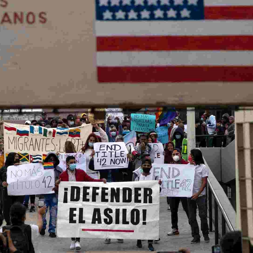 Migrantes protestan contra el Título 42 en Estados Unidos