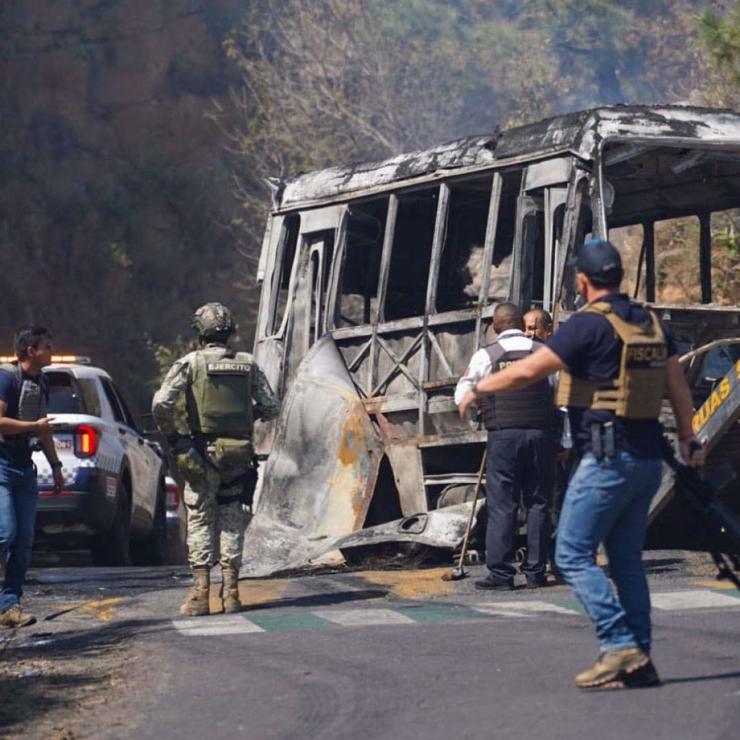 Dan Prisión Preventiva a 11 Policías por Hacer Bloqueos Carreteros a Favor del CJNG en Michoacán