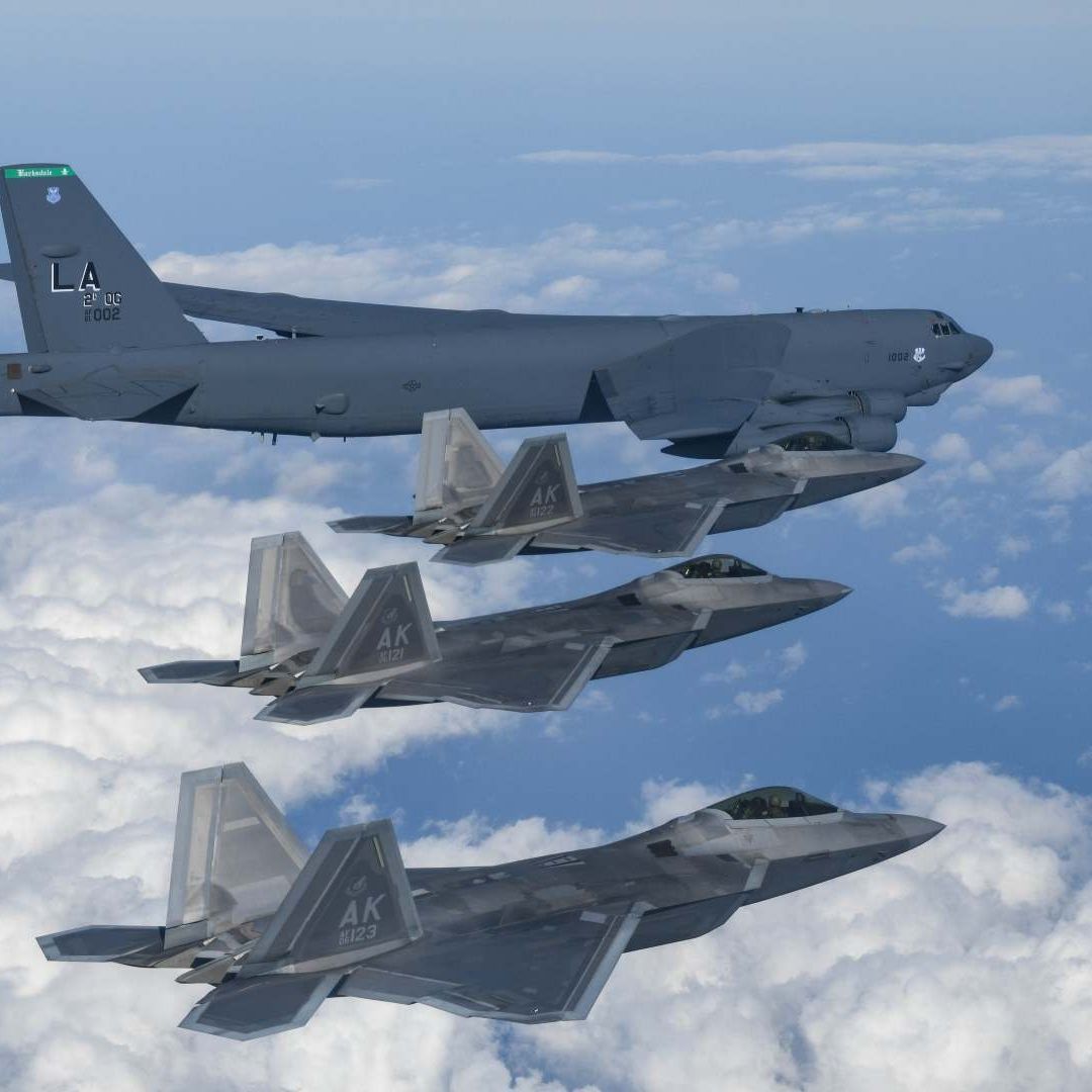 Bombarderos B-52 y cazas F-22 del Ejército de EUA en ejercicio conjunto con Corea del Sur