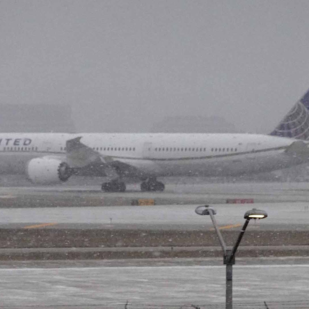 Un avión en medio de la tormenta, en el aeropuerto de Chicago