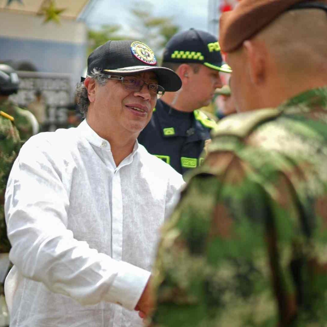 Gustavo Petro entregando un regalo navideño a un asoldado