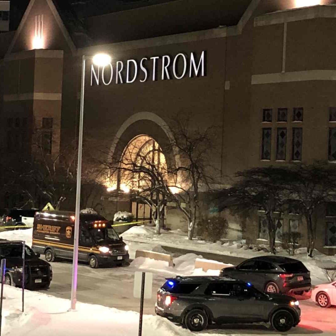 Exterior de la tienda Nordstrom donde sucedió el tiroteo que dejó un joven muerto