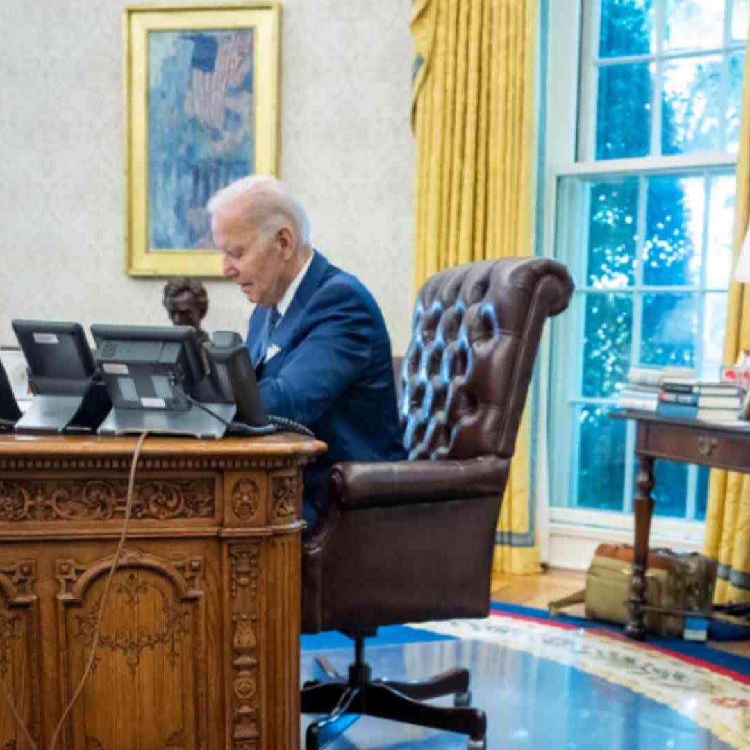 Joe Biden en el Despacho Oval. Foto: Twitter @WhiteHouse