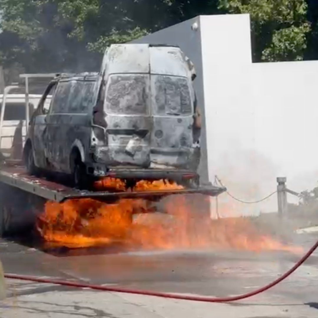 camioneta incendiada frente escuela en Veracruz causa evacuación de estudiantes.