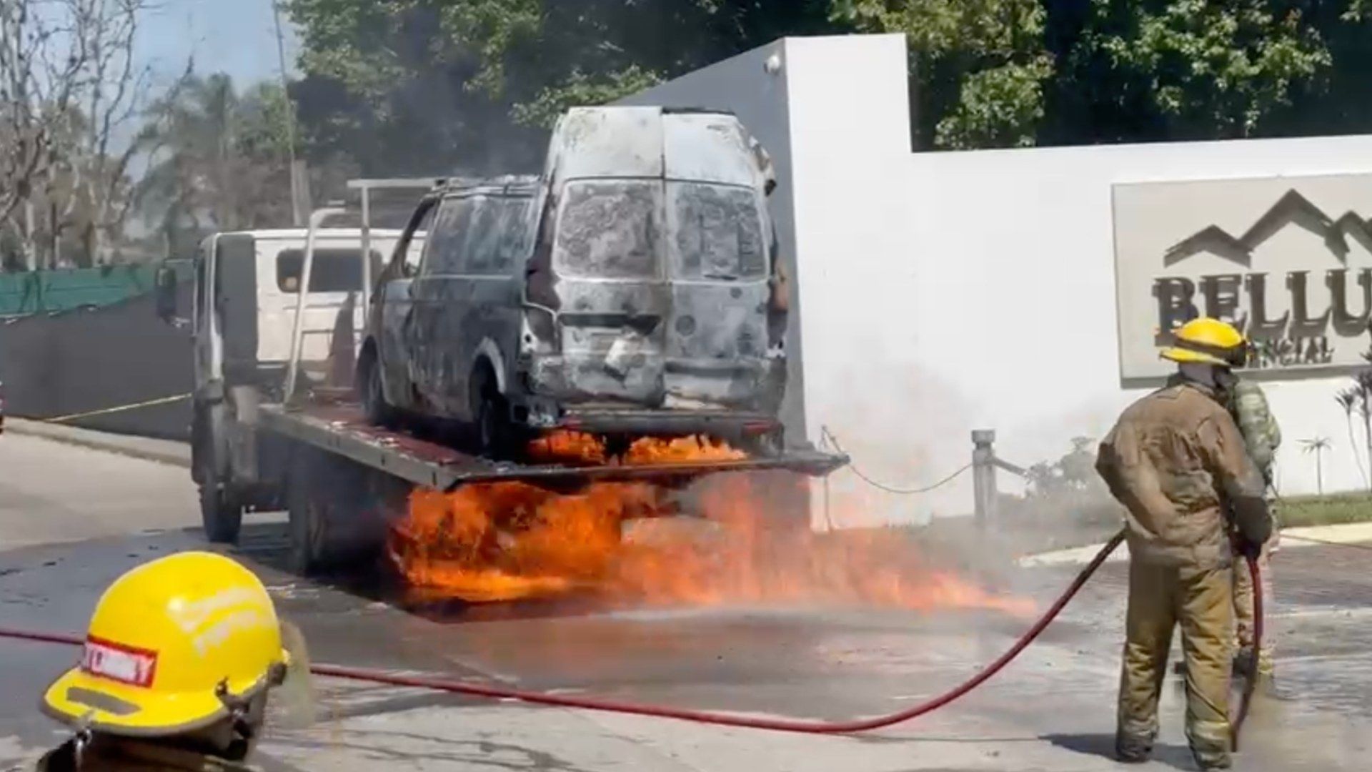 camioneta incendiada frente escuela en Veracruz causa evacuación de estudiantes.