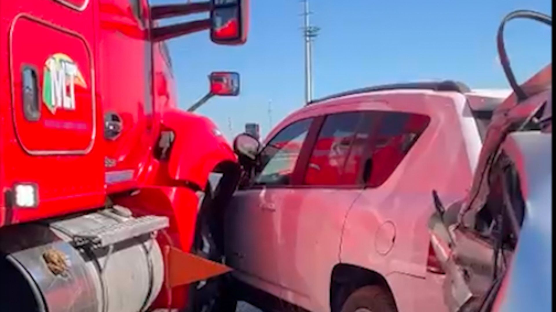 Trailer impactado con automovil