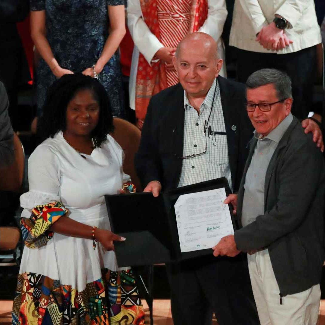 Colombia reconoce al ELN en cierre de diálogo en México