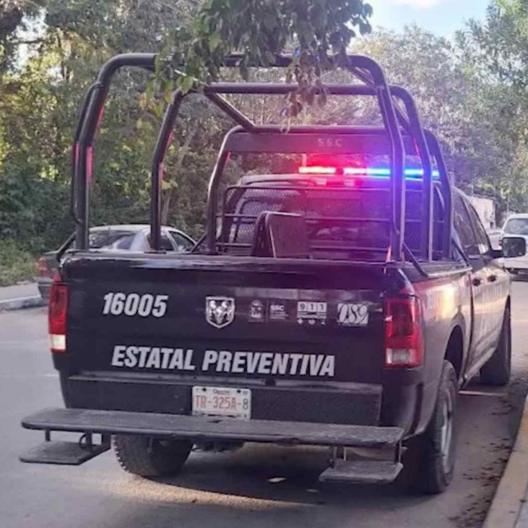 Dos Exalumnos en Moto Lanzan Objeto a una Escuela Secundaria en Tulúm