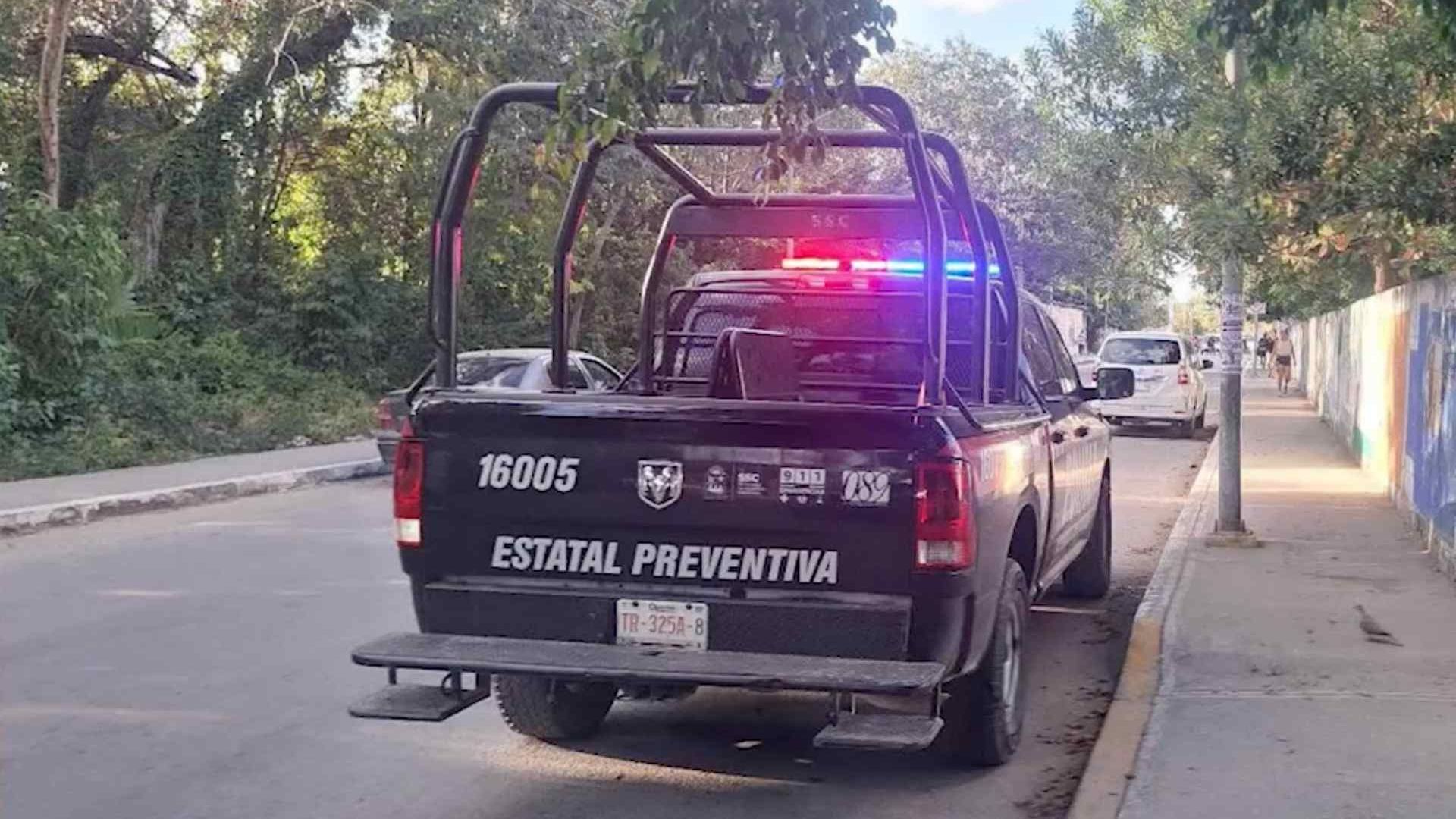 Dos Exalumnos en Moto Lanzan Objeto a una Escuela Secundaria en Tulúm