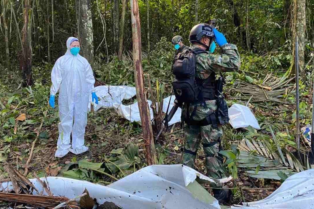 Militares e indígenas buscan a los cuatro niños desaparecidos tras el avionazo en la selva amazónica de Colombia hace 19 días