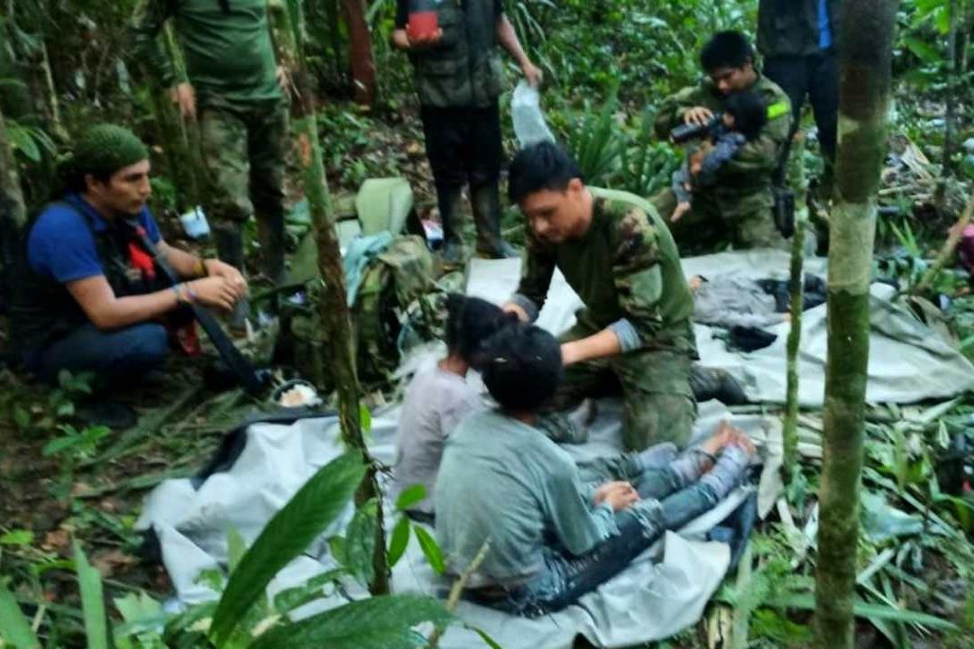 Colombia: Niños Rescatados en Selva tras Accidente Aéreo Están Fuera de Peligro