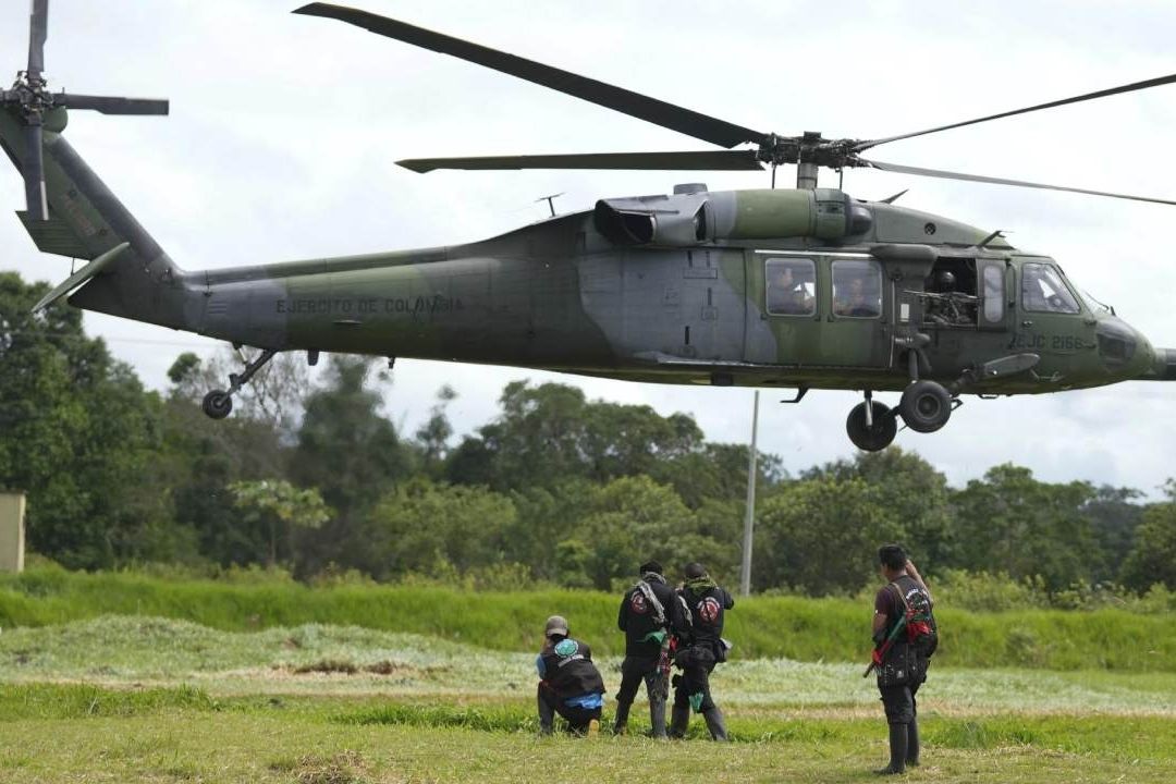 Un helicóptero militar despegó en Calamar, Colombia, durante la búsqueda de niños en la selva