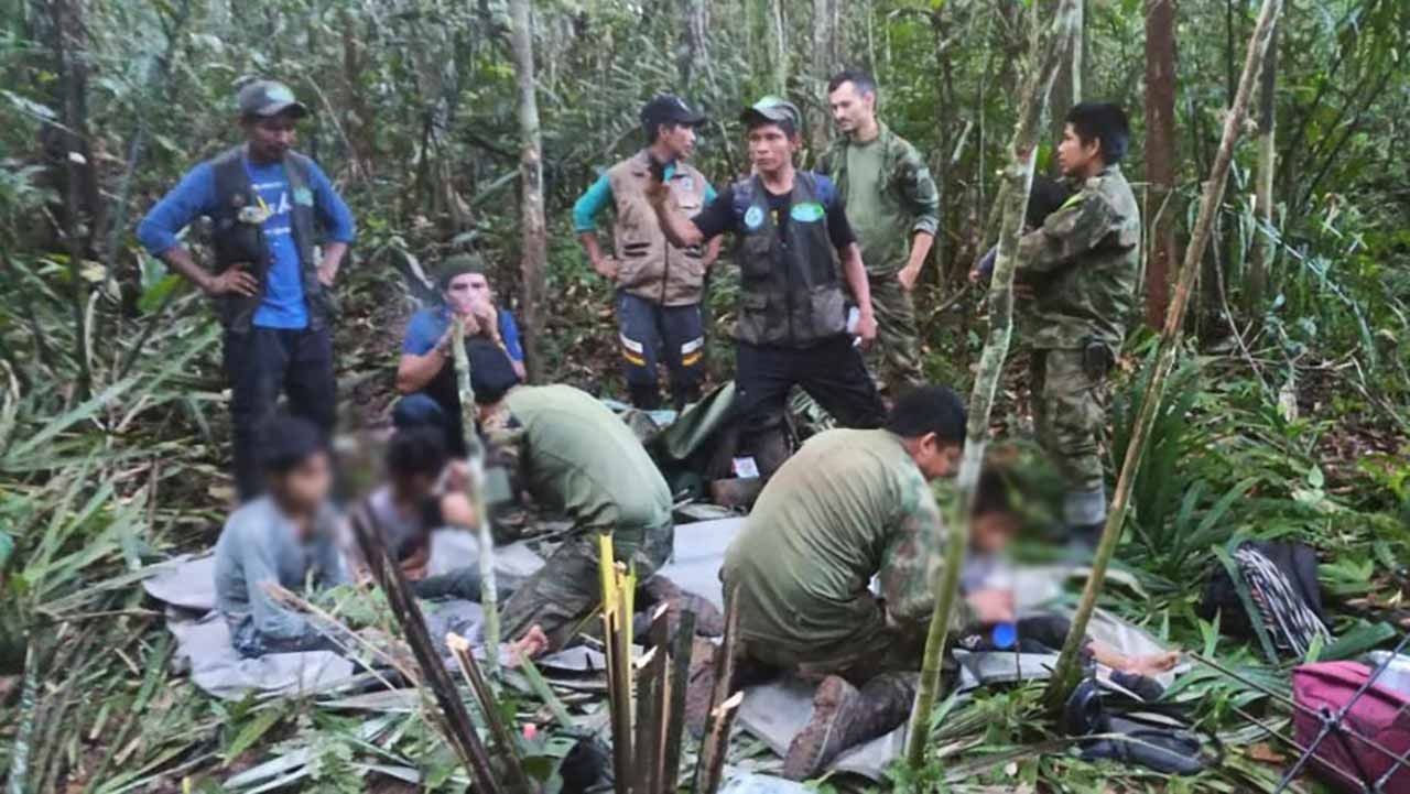 Momento en que militares colombianos hayaron a los niños perdidos.