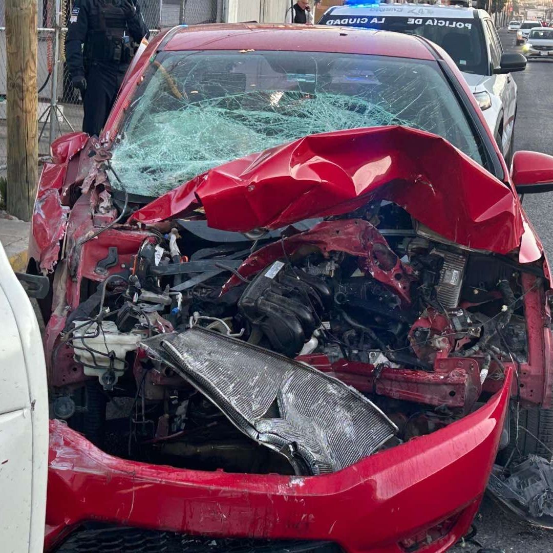 Accidente Camioneta de Modelo Antiguo y Automóvil Rojo en 16 de Septiembre y Avenida Tlaxcala en Puebla