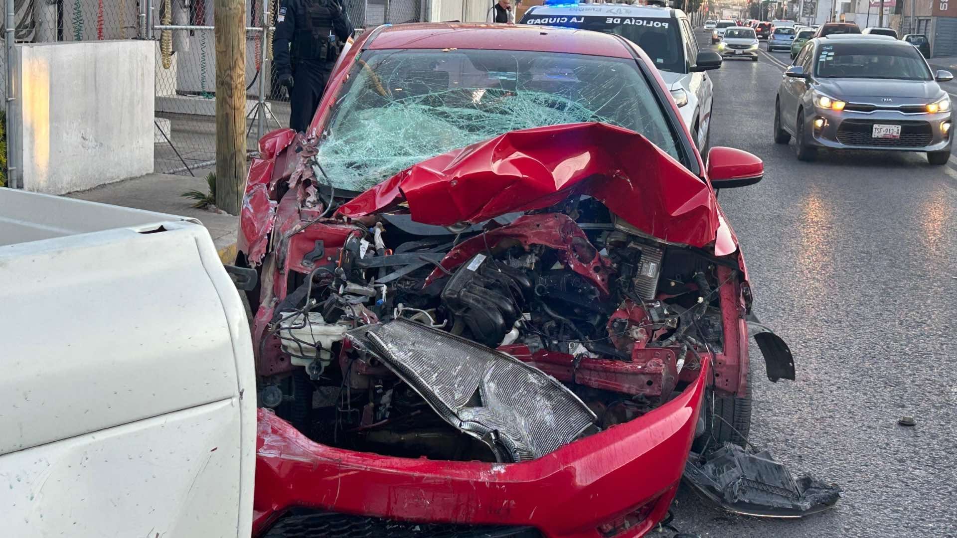 Accidente Camioneta de Modelo Antiguo y Automóvil Rojo en 16 de Septiembre y Avenida Tlaxcala en Puebla