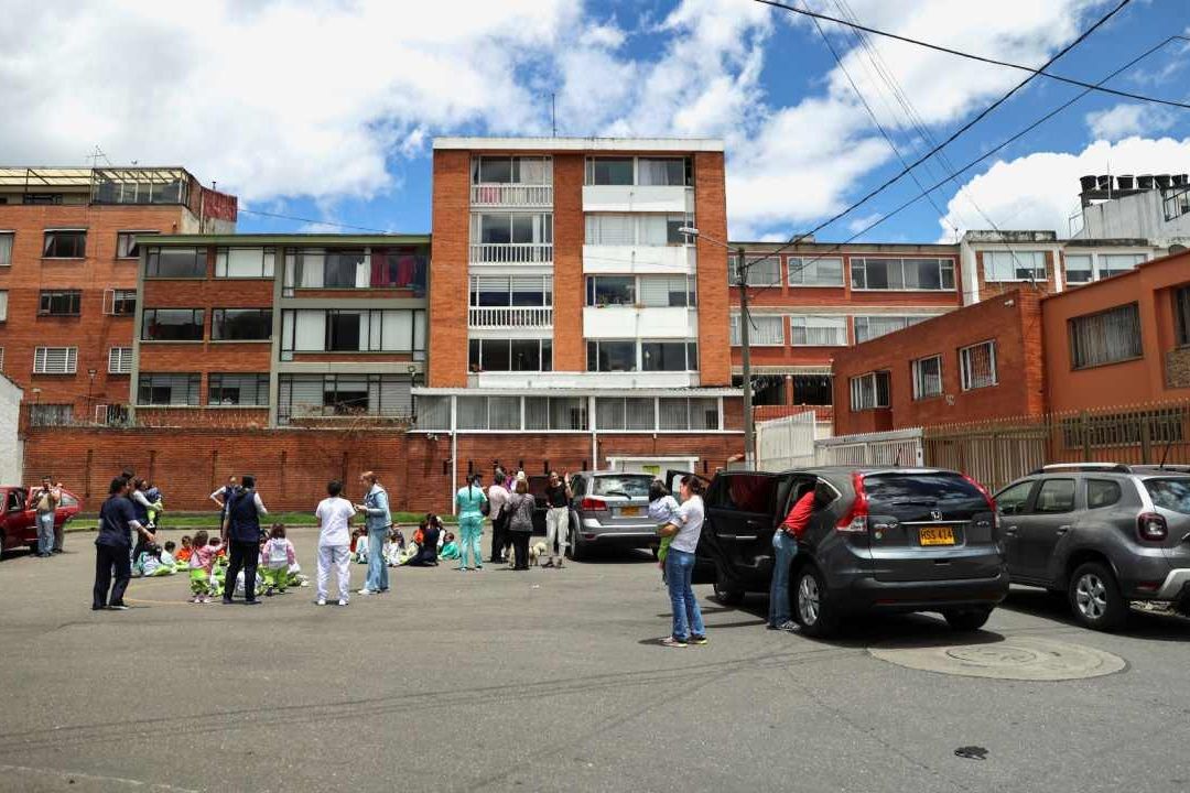 Personas evacuan inmuebles en Bogotá por sismo