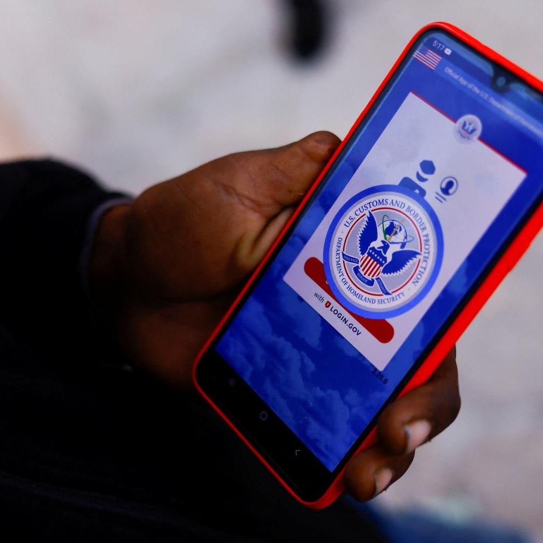 Migrante de Venezuela busca asilo en Estados Unidos a través de una app