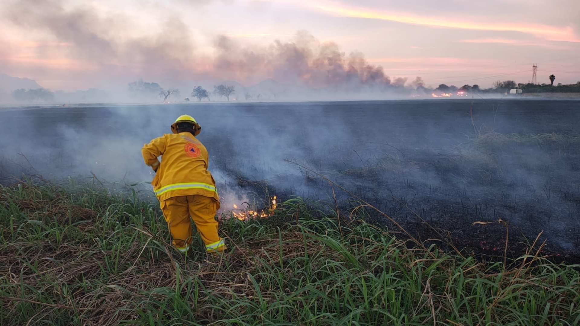 Protección Civil sofocando incendio