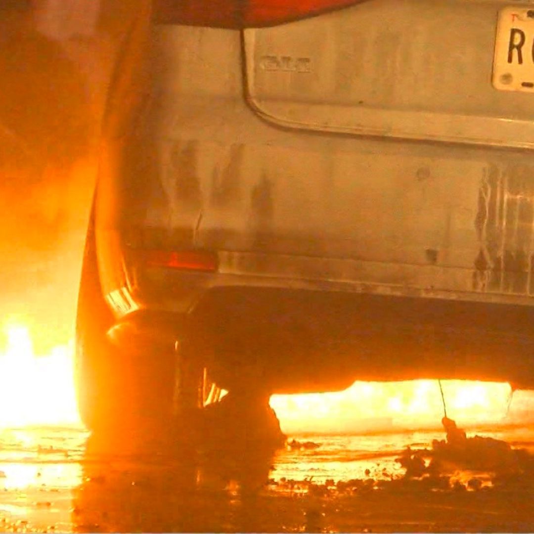 Provocan incendio a cuatro vehículos de Guadalajara