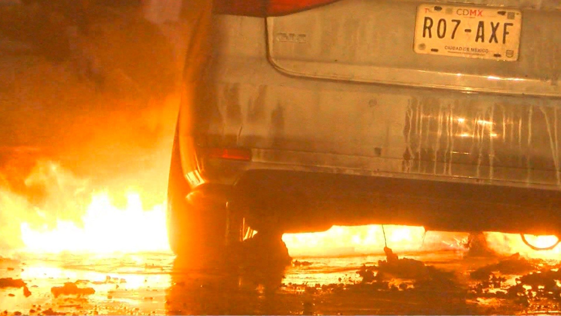 Provocan incendio a cuatro vehículos de Guadalajara