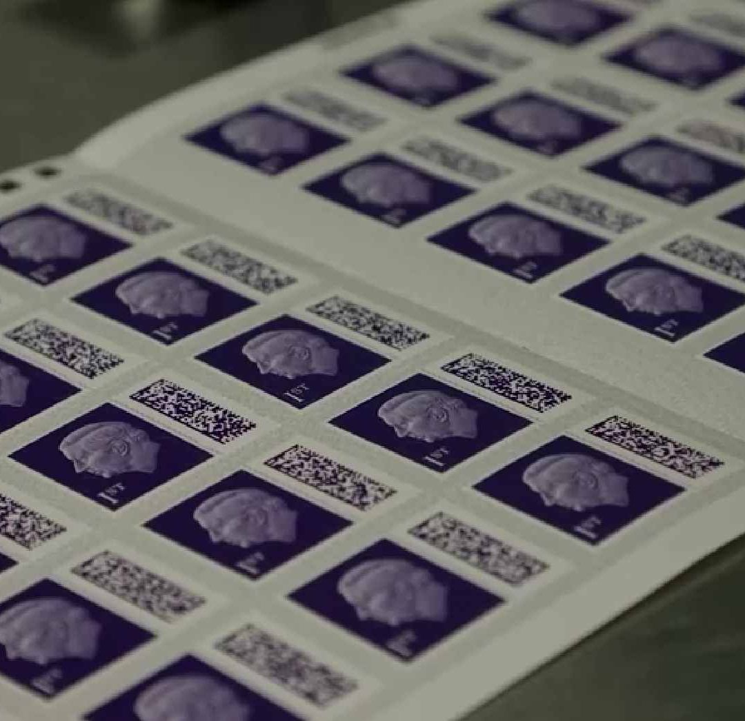 Reino Unido presenta sellos con imagen de Carlos III
