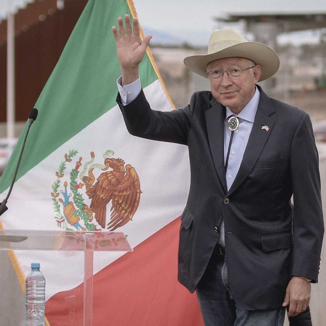 El embajador inauguró en su residencia un jardín polinizador como símbolo de los esfuerzos del Gobierno estadounidense para proteger a la mariposa monarca