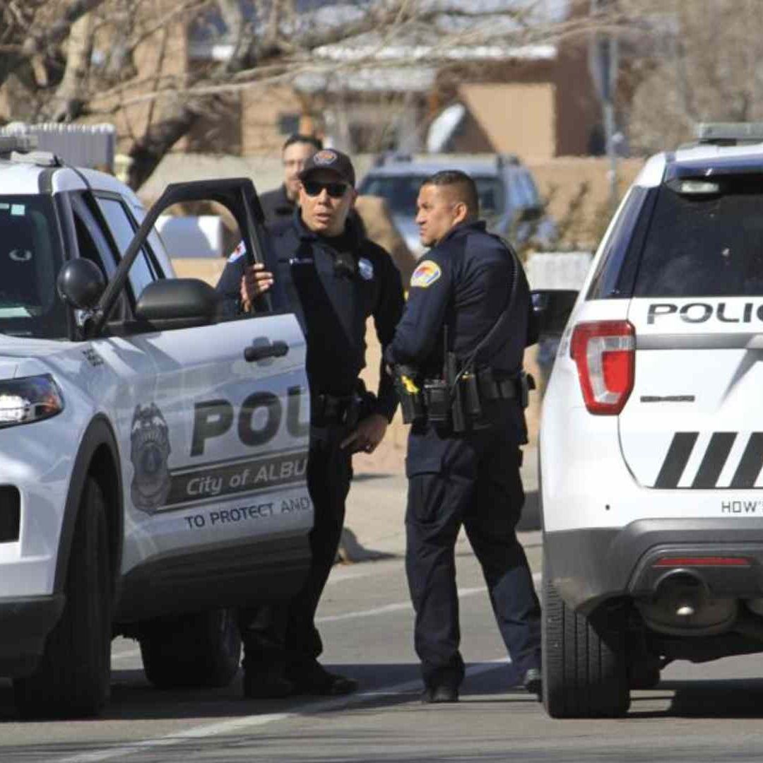 Autoridades de Albuquerque acordonaron una zona de casas tras registrarse un tiroteo. Foto: AP