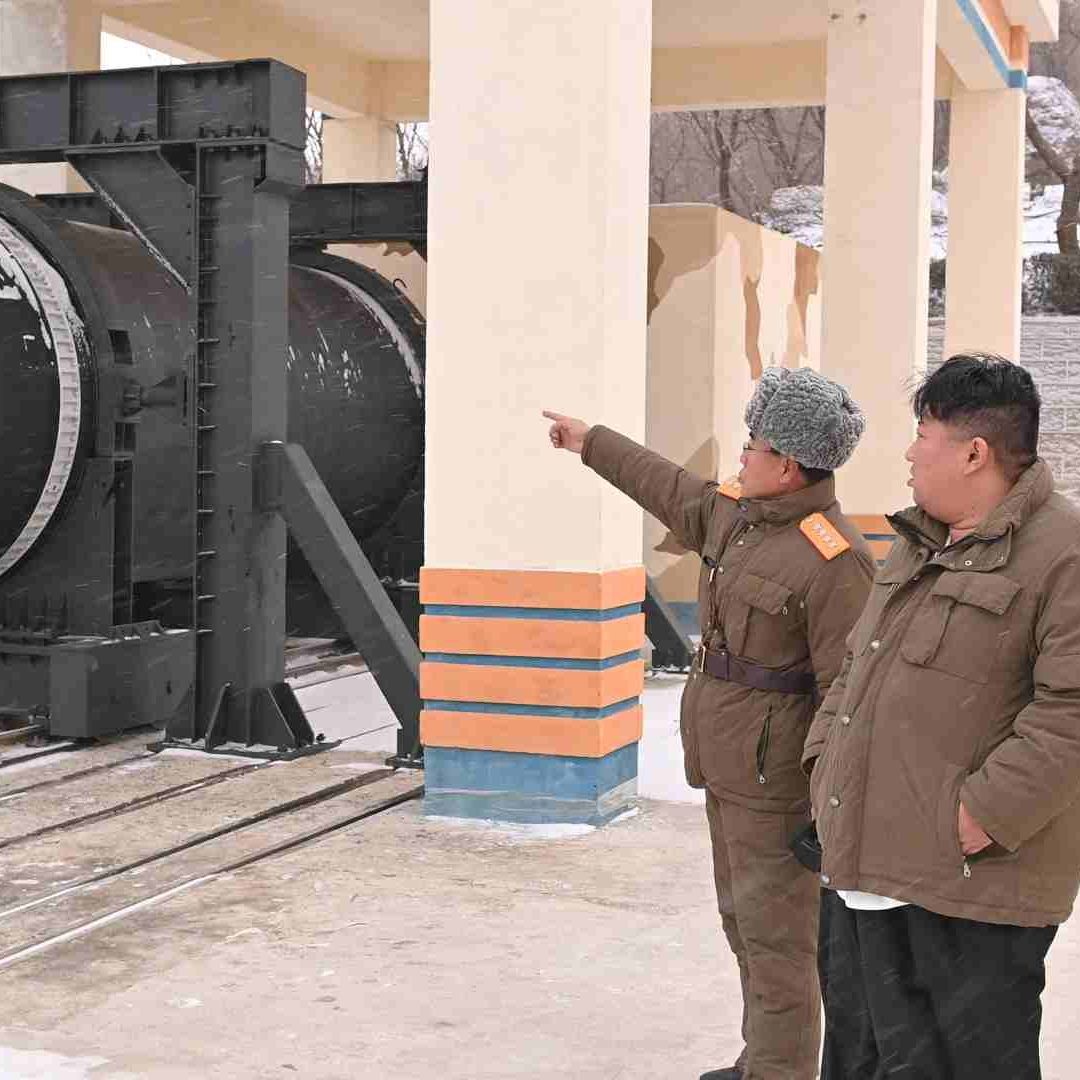 Kim Jong-un dijo que los motores con combustibles sólidos para misiles son una prioridad