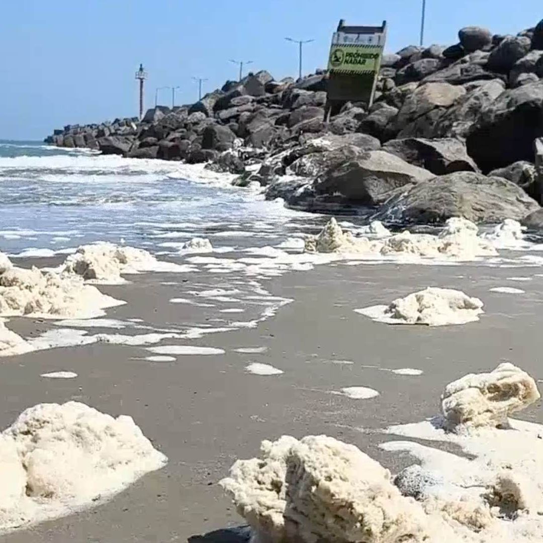 espuma en playa de Boca del río Veracruz