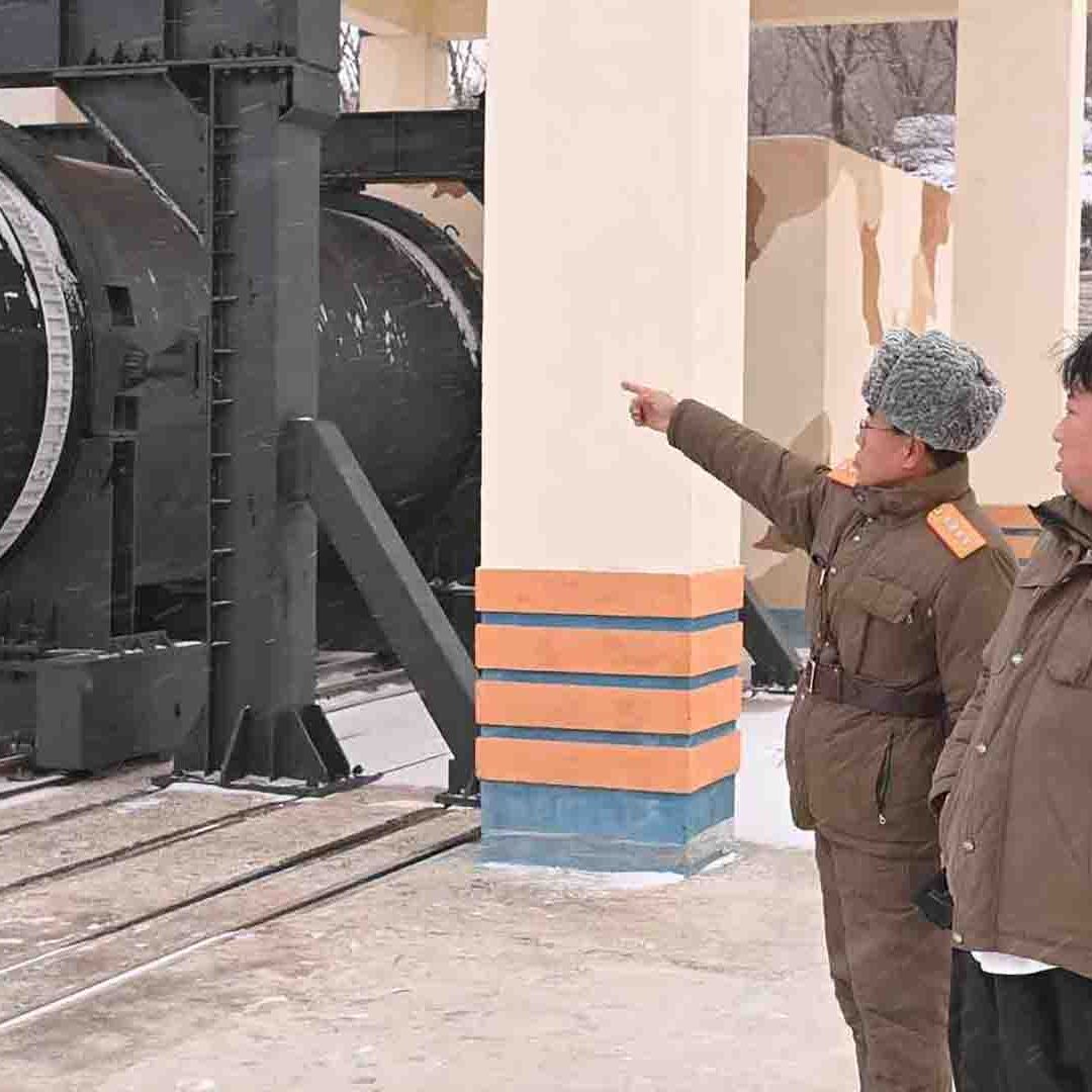 Kim Jong-un, líder norcoreano, supervisando un motor de combustible