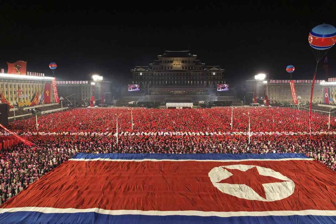 Corea del Norte muestra su poderío en desfile militar