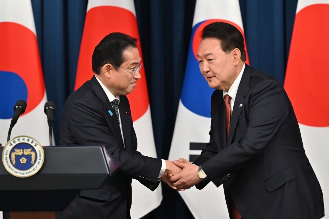 Japón y Corea del Sur estrechan lazos en cumbre histórica