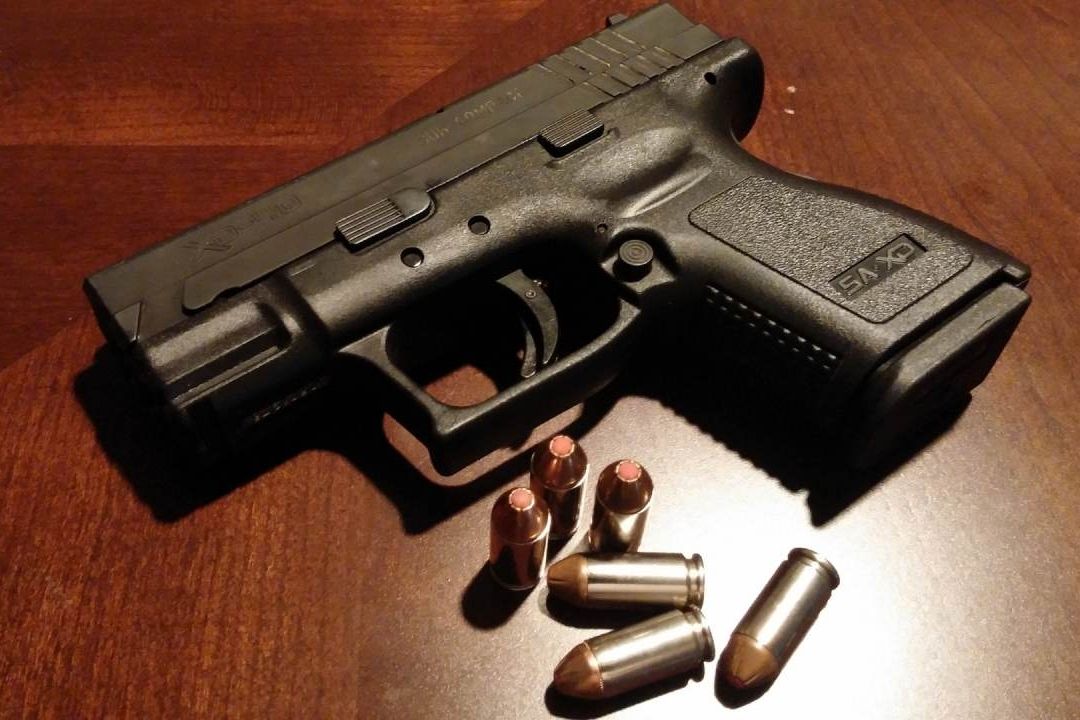 Una niña de 3 años mató accidentalmente a su hermana un año mayor con una pistola semiautomática en Texas