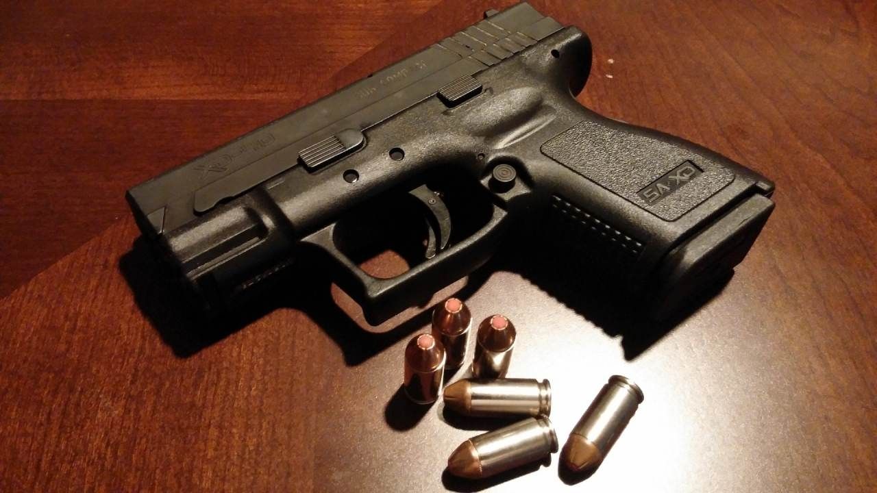 Una niña de 3 años mató accidentalmente a su hermana un año mayor con una pistola semiautomática en Texas