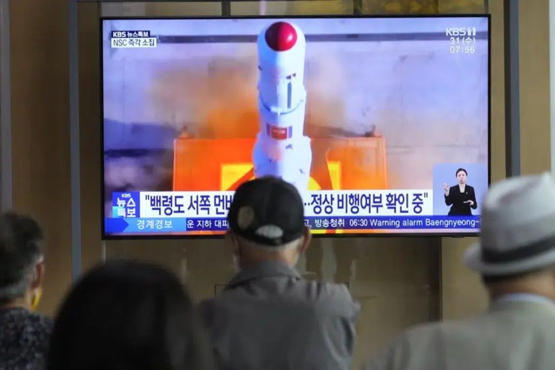 Una pantalla de televisión muestra una imagen de archivo del lanzamiento de un cohete de Corea del Norte