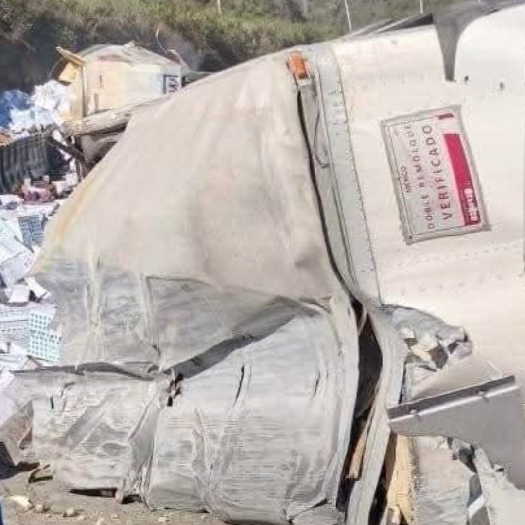 Accidente de Tráiler Volcadura Autopista Puebla Orizaba tramo Acatzingo Ciudad Mendoza Cerrada