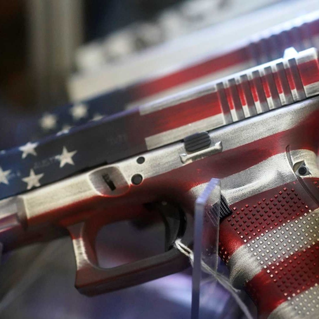 El presidente de EUA, Joe Biden, firmó una orden ejecutiva para endurecer el acceso a las armas de fuego en ese país