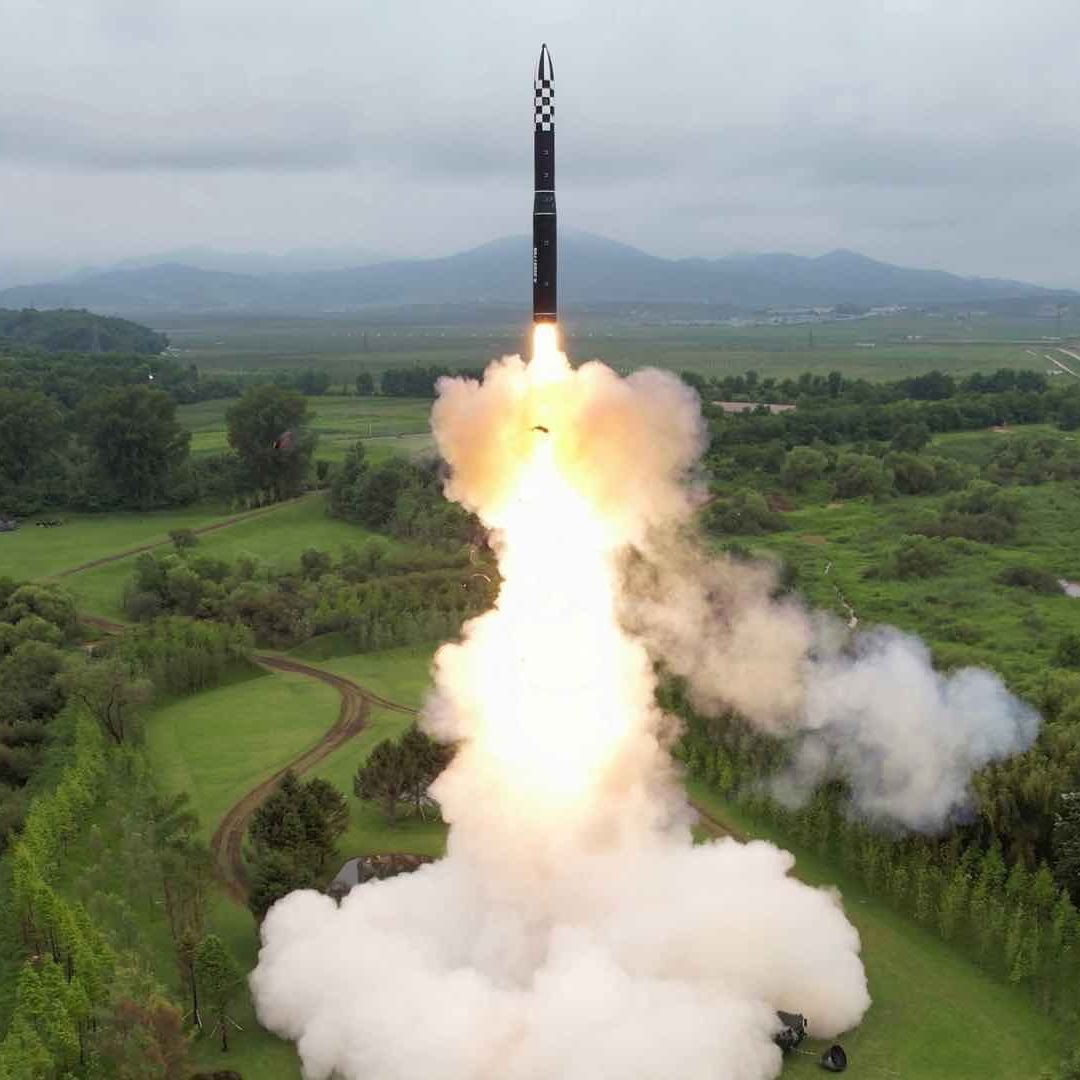 Norcorea lanza misiles al mar y Estados Unidos submarino nuclear