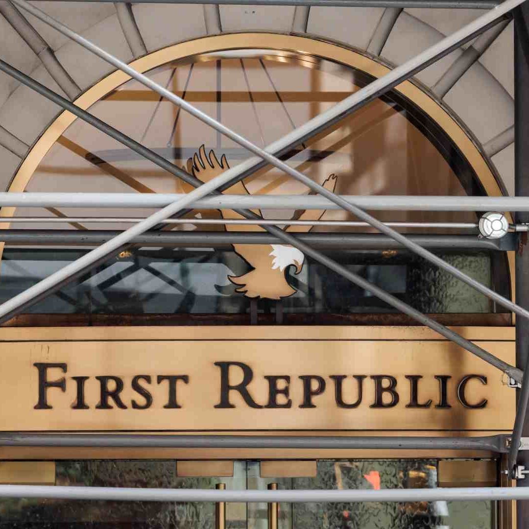 Un letrero fuera de una sucursal del First Republic Bank en Nueva York