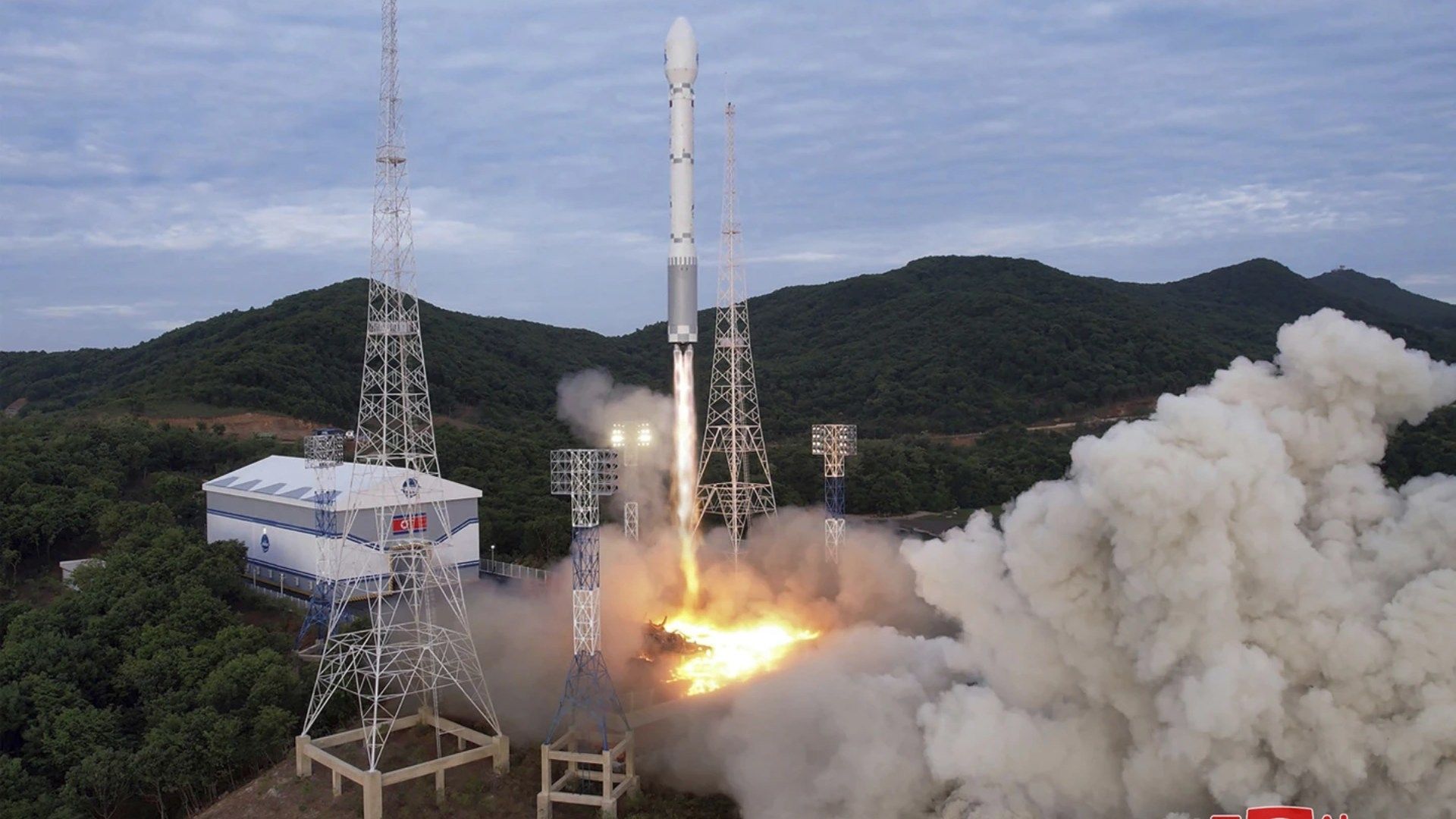 Científicos y otras personas involucradas en lanzamiento de satélite espía de Corea del Norte