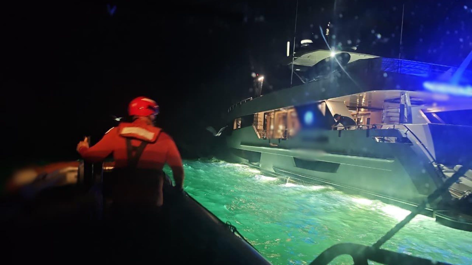 Rescatan a Tripulantes Extranjeros y sus Mascotas en Yate Averiado en Mar de Ensenada
