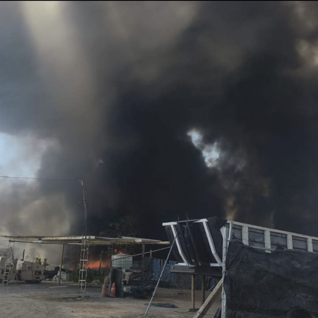 Moviliza Fuerte Incendio en Recicladora de Llantas Cerca del IMSS T53 en León Guanajuato I Foto: Municipio León