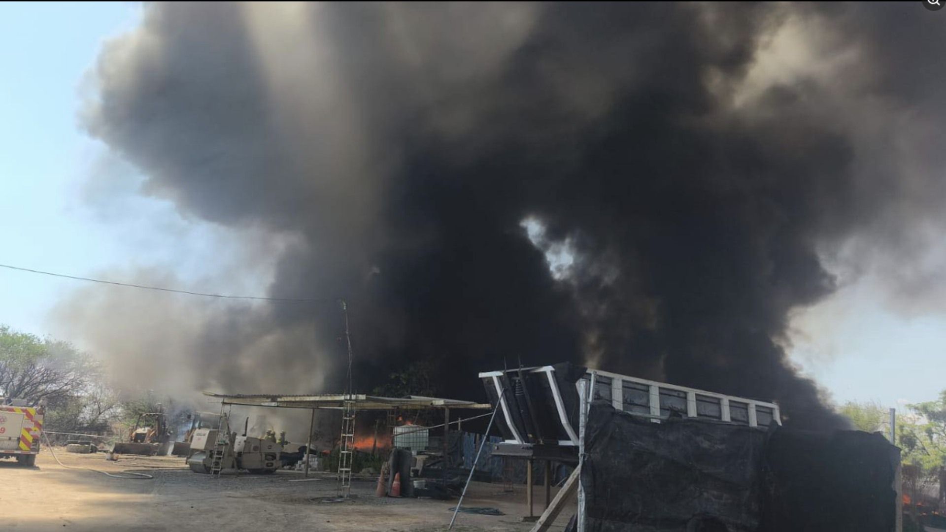 Moviliza Fuerte Incendio en Recicladora de Llantas Cerca del IMSS T53 en León Guanajuato I Foto: Municipio León