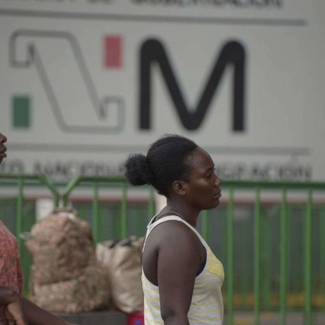 Migrantes cubanos en instalaciones del INM en México