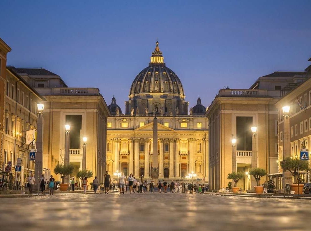 La Santa Sede del Vaticano a la luz de la noche